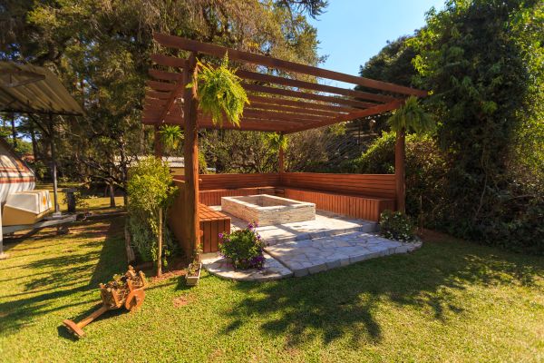 Idées de bâches personnalisées pour embellir votre pergola extérieure
