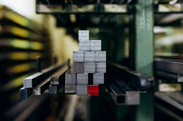 Tube en acier carré : propriétés et usages