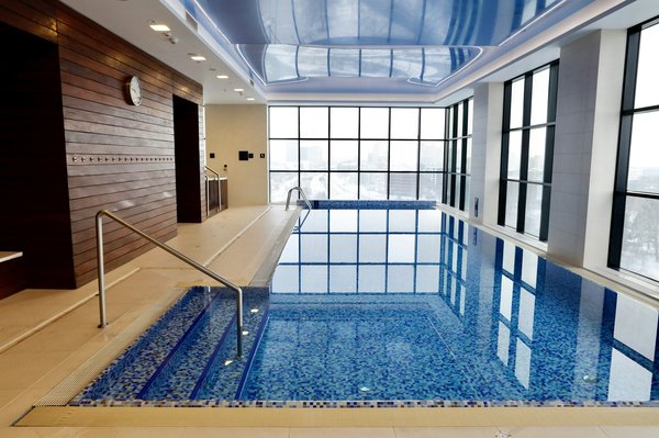 Choisir un abri bas pour piscine : confort et sécurité assurés