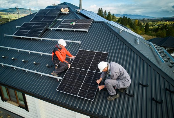 Installer panneaux solaires : faut-il faire appel à un professionnel ?