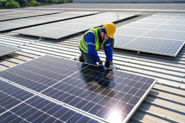 Installation de panneau solaire : quel professionnel contacter ? Comment se déroule le travail ? A quel coût ?