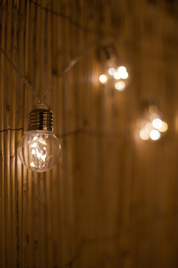 Jouez avec les luminaires pour sublimer votre salon