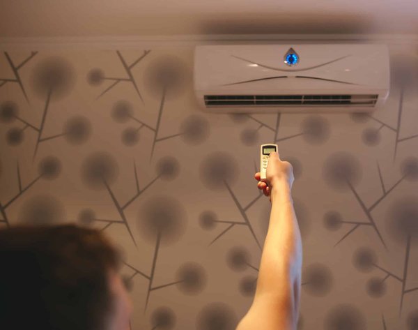 Comment se passe l'installation de climatisation réversible ?